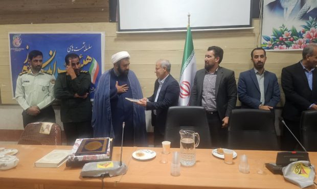 تجلیل فرماندار شهرستان از امام جمعه نرماشیر در گرامیداشت روز نماز جمعه